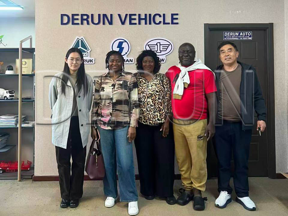 ລູກຄ້າຈາກ Gabon ໄດ້ໄປຢ້ຽມຢາມ Derun Auto ແລະຊື້ລົດບັນທຸກຫ້າຄັນ